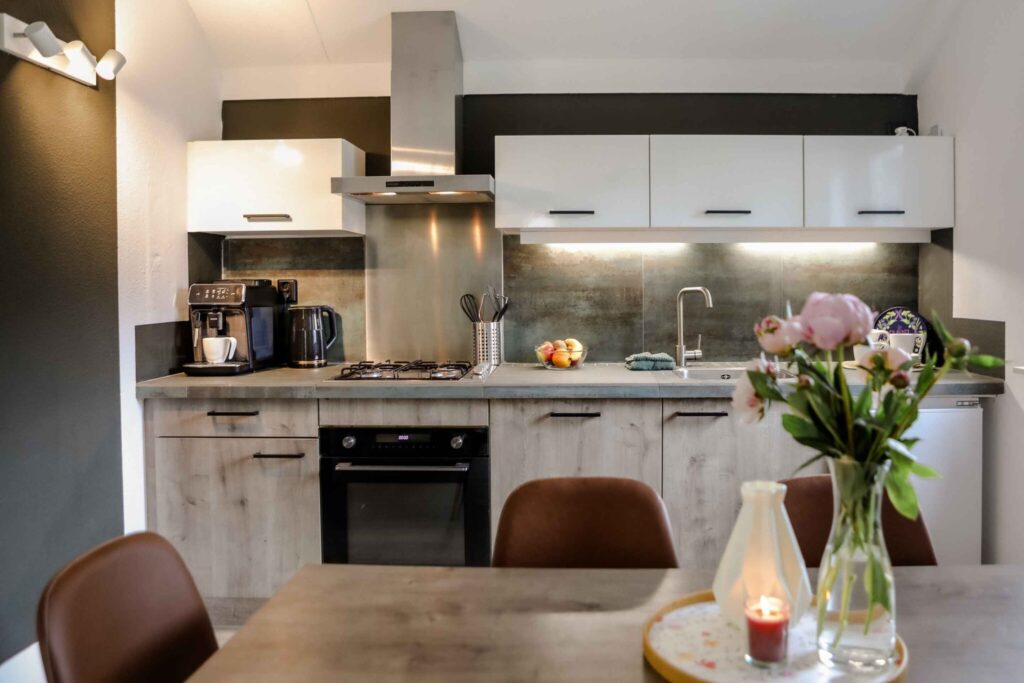 Keuken en eethoek met oven, kookplaat en koffiezetapparaat