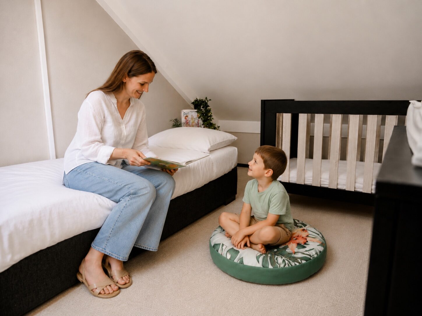 Vader en zoon in de slaapkamer met twee eenpersoonsbedden
