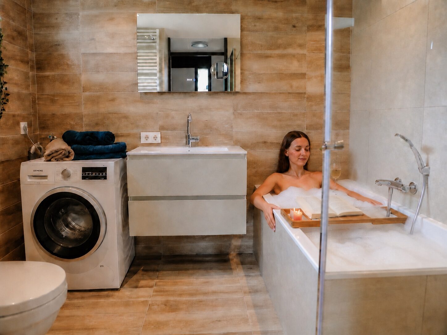 Badkamer van Vakantie Hoeven met ligbad en douche