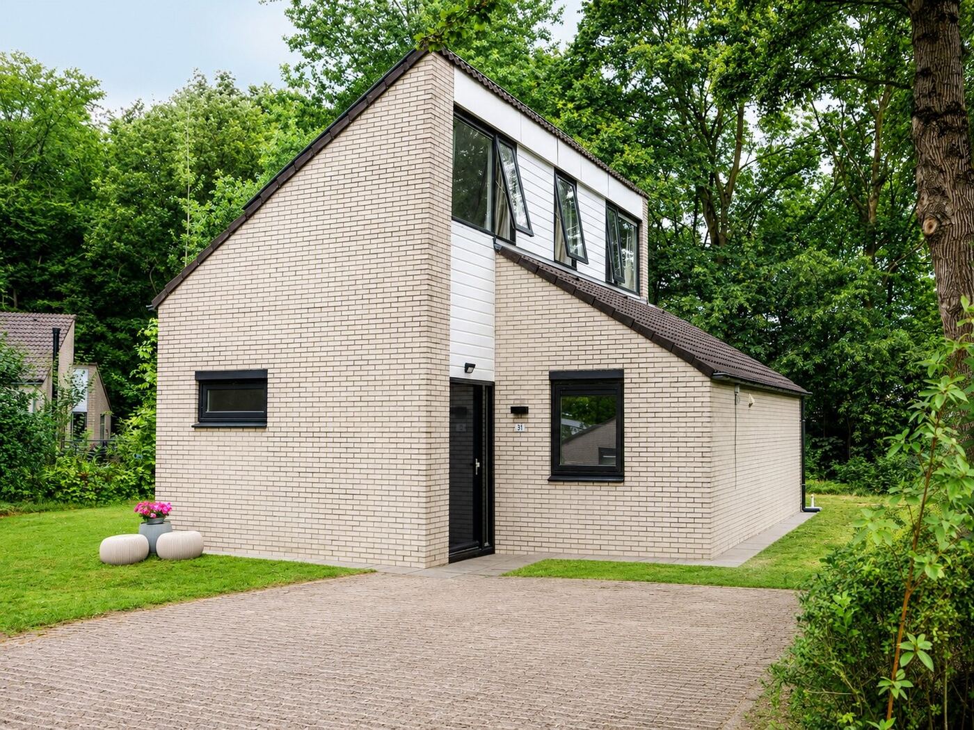 Voorzijde van Vakantie Hoeven, omgeven door groen