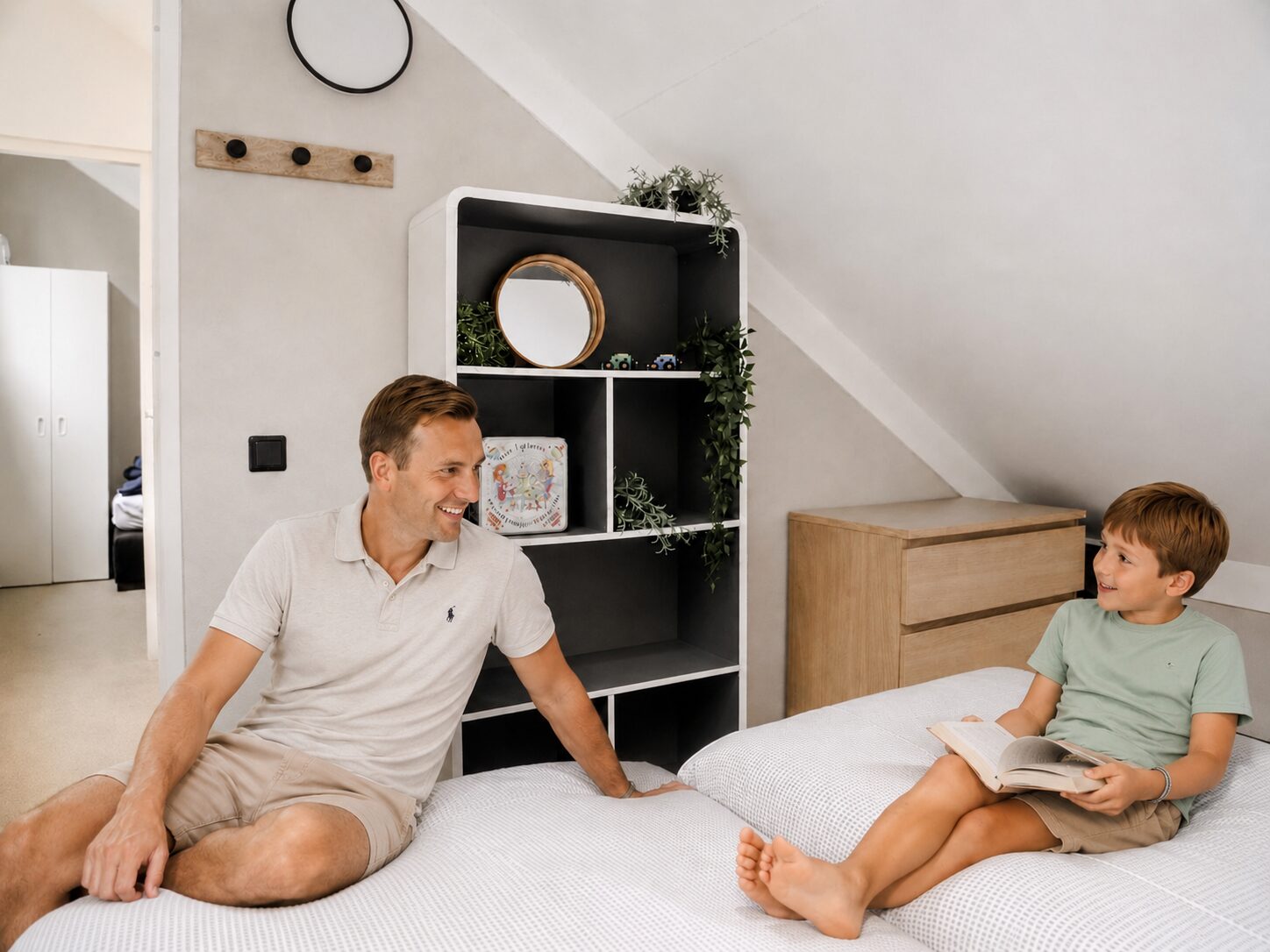 Ouder en kind in de kinderkamer van Vakantie Hoeven