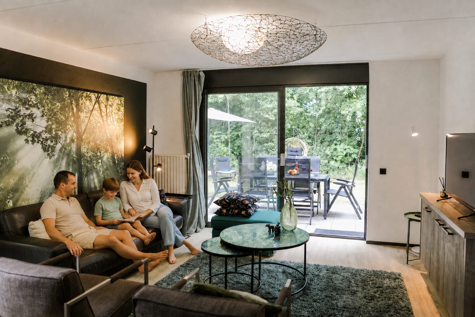 Gezin ontspant in de woonkamer van Vakantie Hoeven
